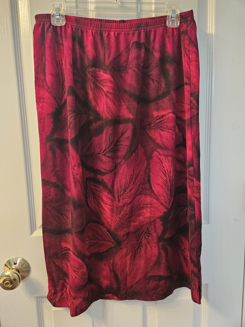 🎉 5 Items/$15 🎉 Red and Black Leaf Print Skirt